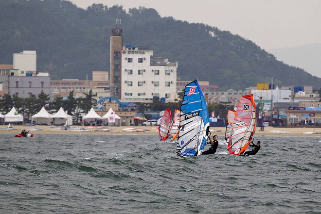 Arrighetti fends off Jaggi - PWA Ulsan Korea World Cup 2012 ©  John Carter / PWA http://www.pwaworldtour.com